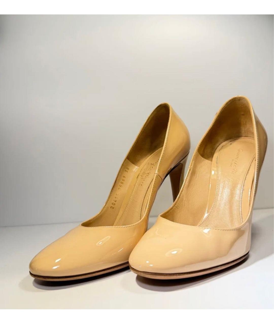 GIANVITO ROSSI Бежевые туфли из лакированной кожи, фото 2