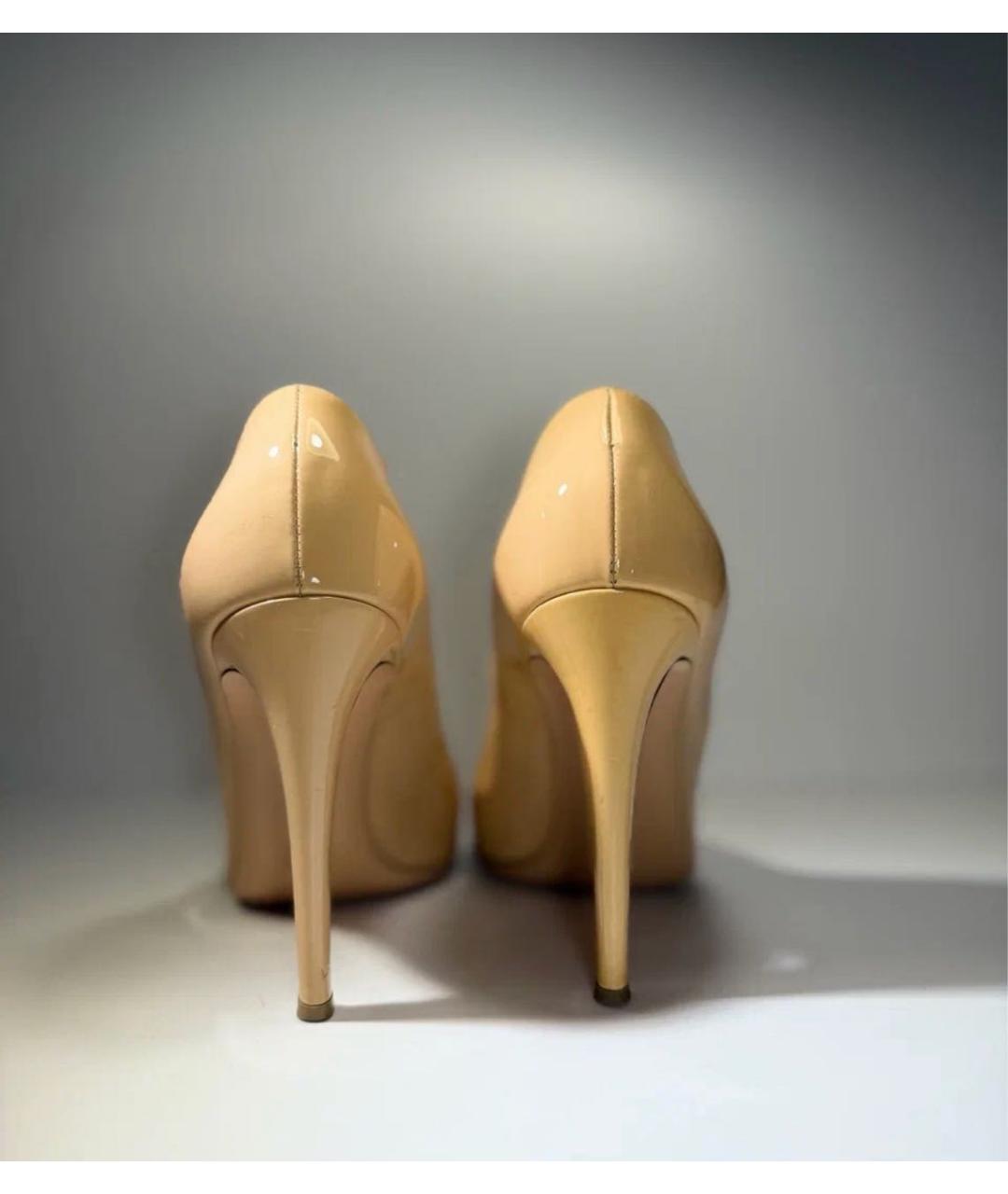GIANVITO ROSSI Бежевые туфли из лакированной кожи, фото 4