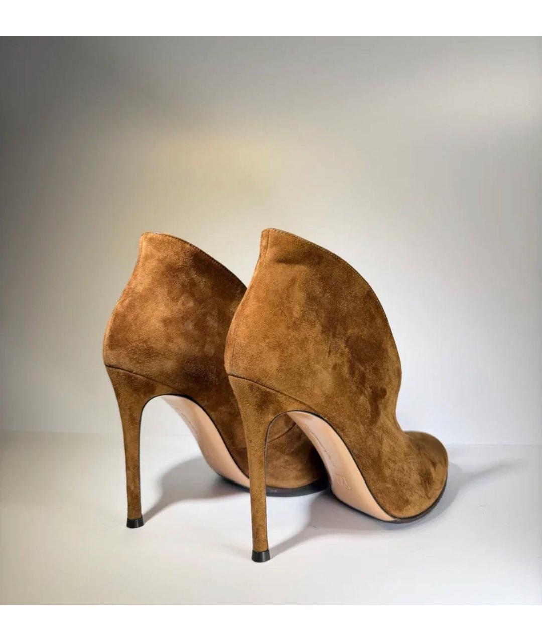 GIANVITO ROSSI Коричневые замшевые ботильоны, фото 6
