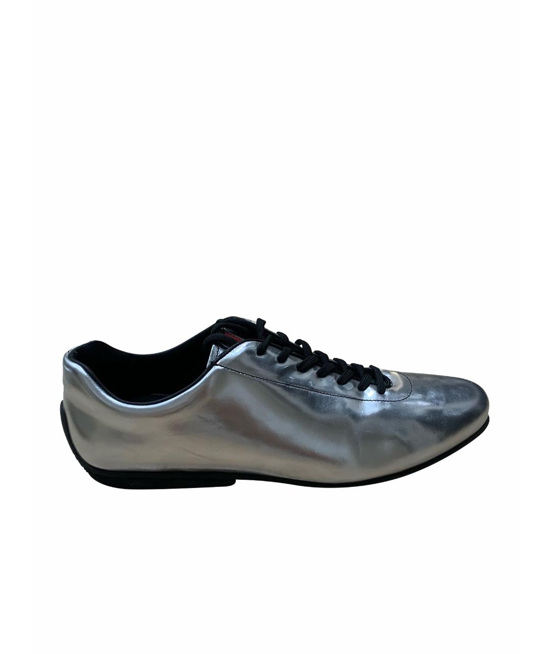 PRADA Серебряные кроссовки из лакированной кожи, фото 1