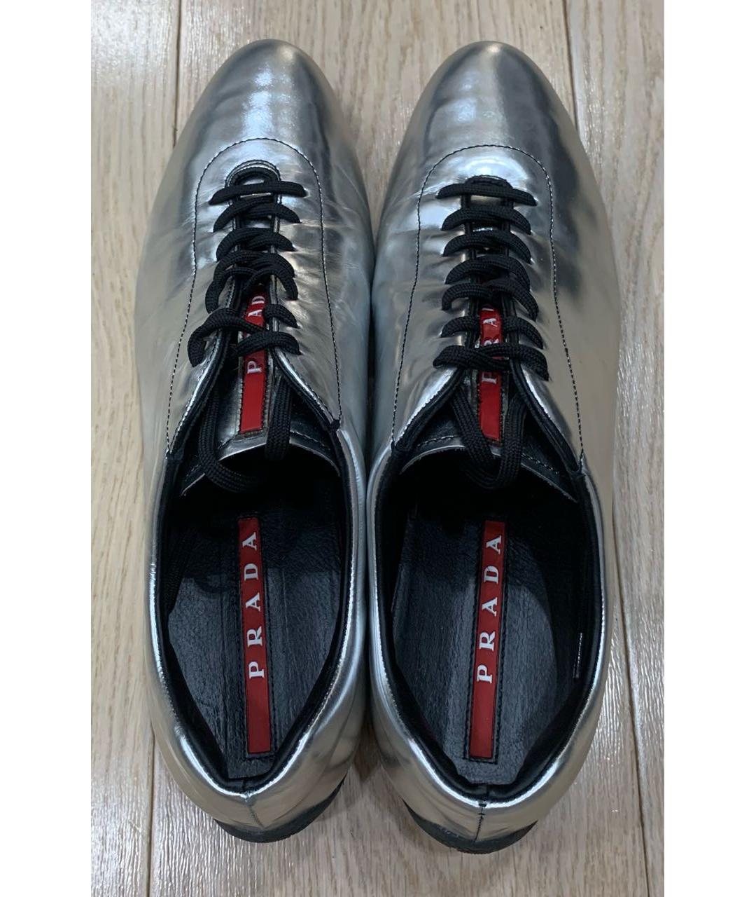 PRADA Серебряные кроссовки из лакированной кожи, фото 3