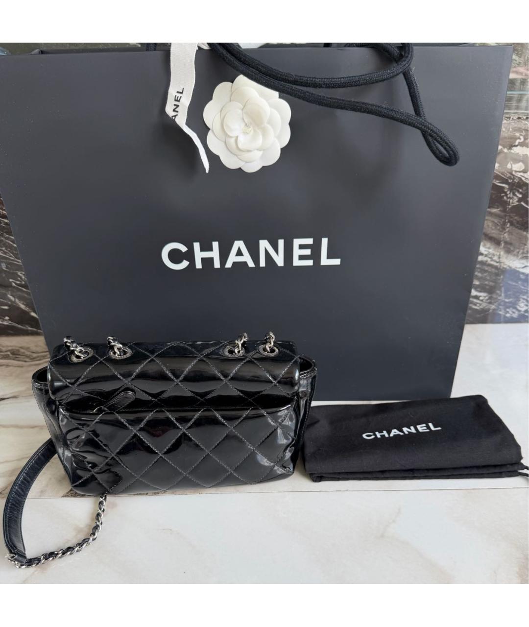 CHANEL Черная сумка через плечо из лакированной кожи, фото 4