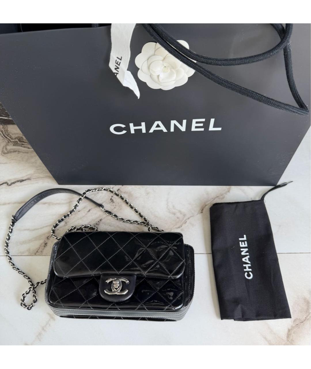 CHANEL Черная сумка через плечо из лакированной кожи, фото 5