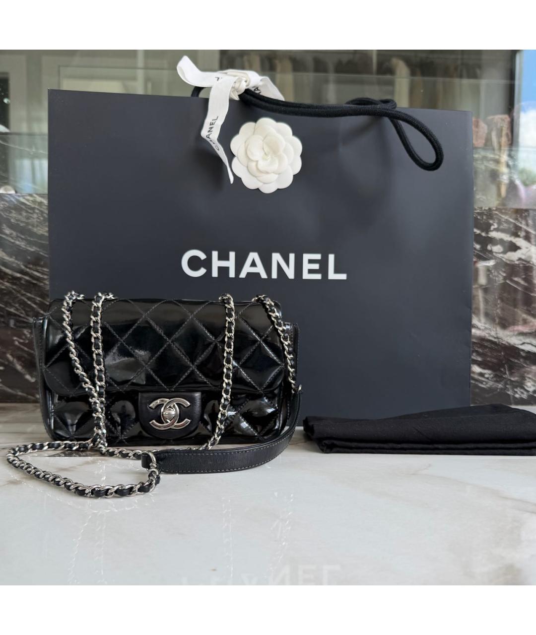 CHANEL Черная сумка через плечо из лакированной кожи, фото 2