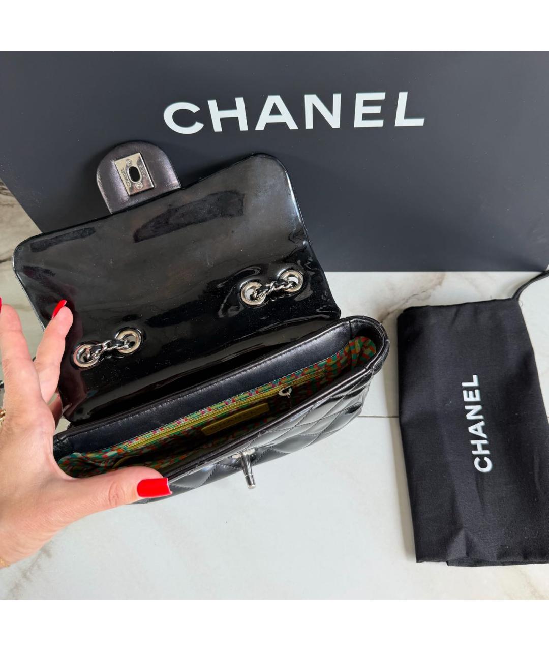 CHANEL Черная сумка через плечо из лакированной кожи, фото 6
