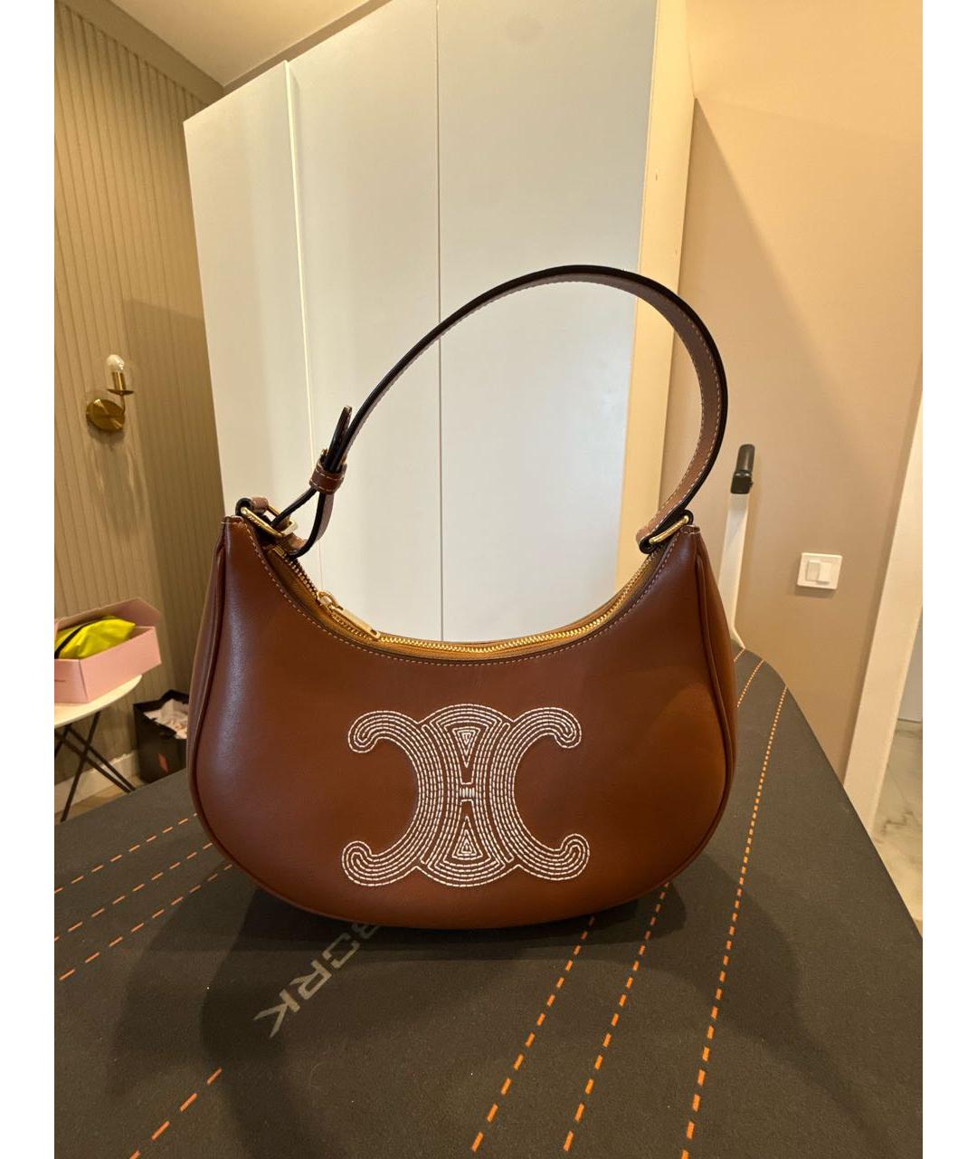CELINE Коричневая кожаная сумка с короткими ручками, фото 5