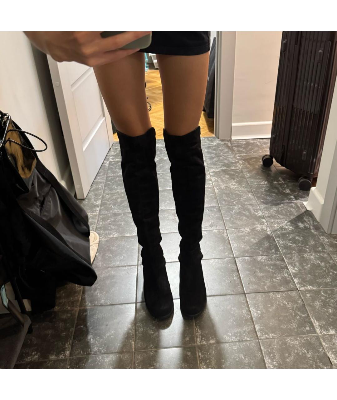 STUART WEITZMAN Черные замшевые ботфорты, фото 5