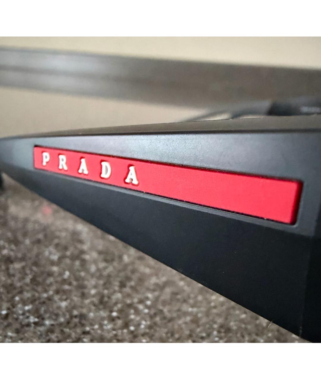 PRADA Черные пластиковые солнцезащитные очки, фото 3