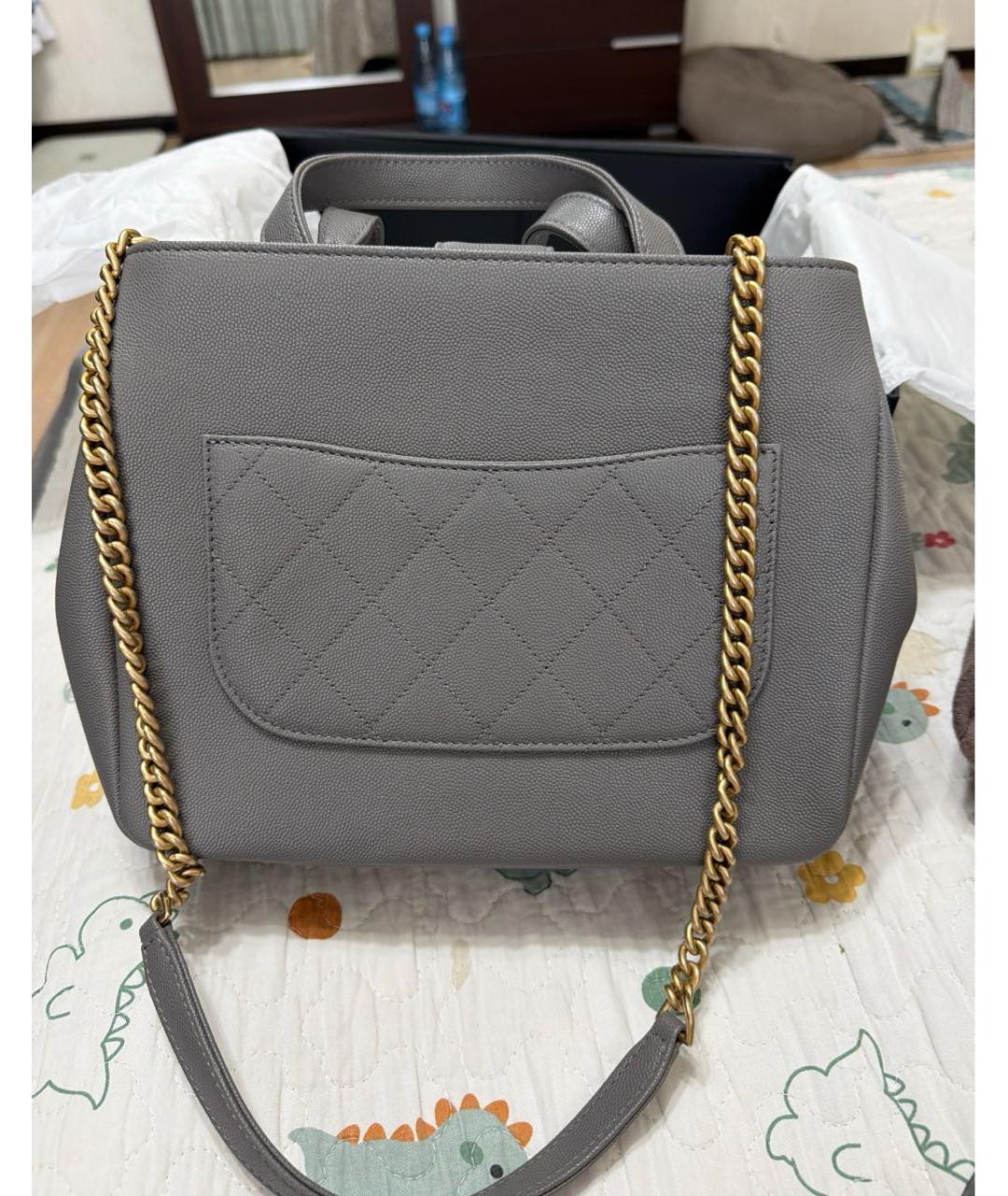 CHANEL Серая кожаная сумка с короткими ручками, фото 3
