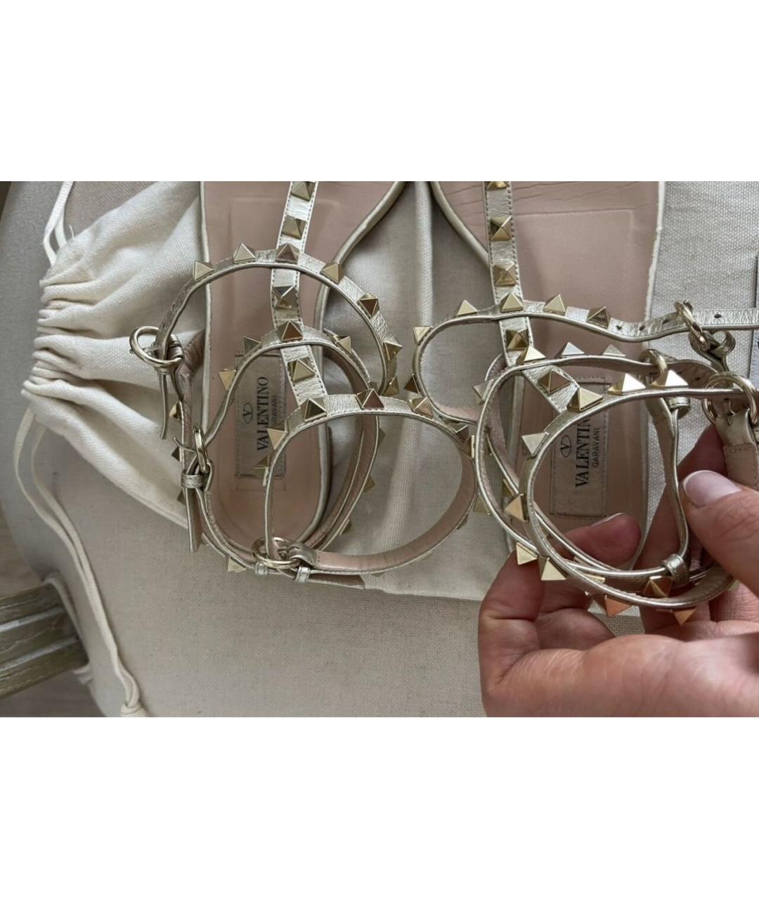VALENTINO Золотые кожаные босоножки, фото 6