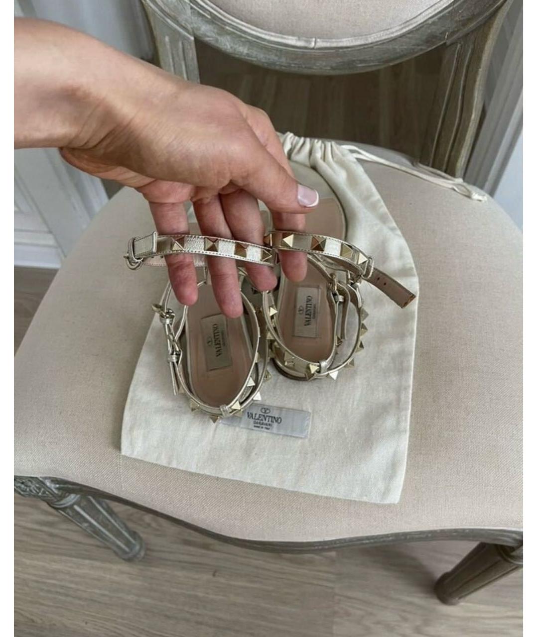 VALENTINO Золотые кожаные босоножки, фото 5