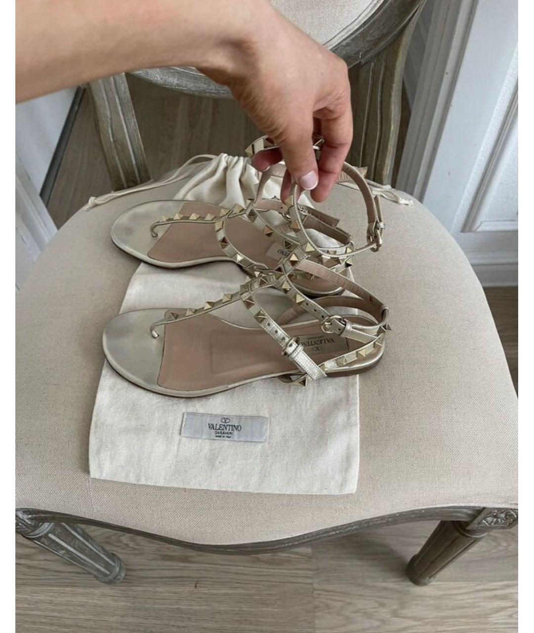 VALENTINO Золотые кожаные босоножки, фото 7