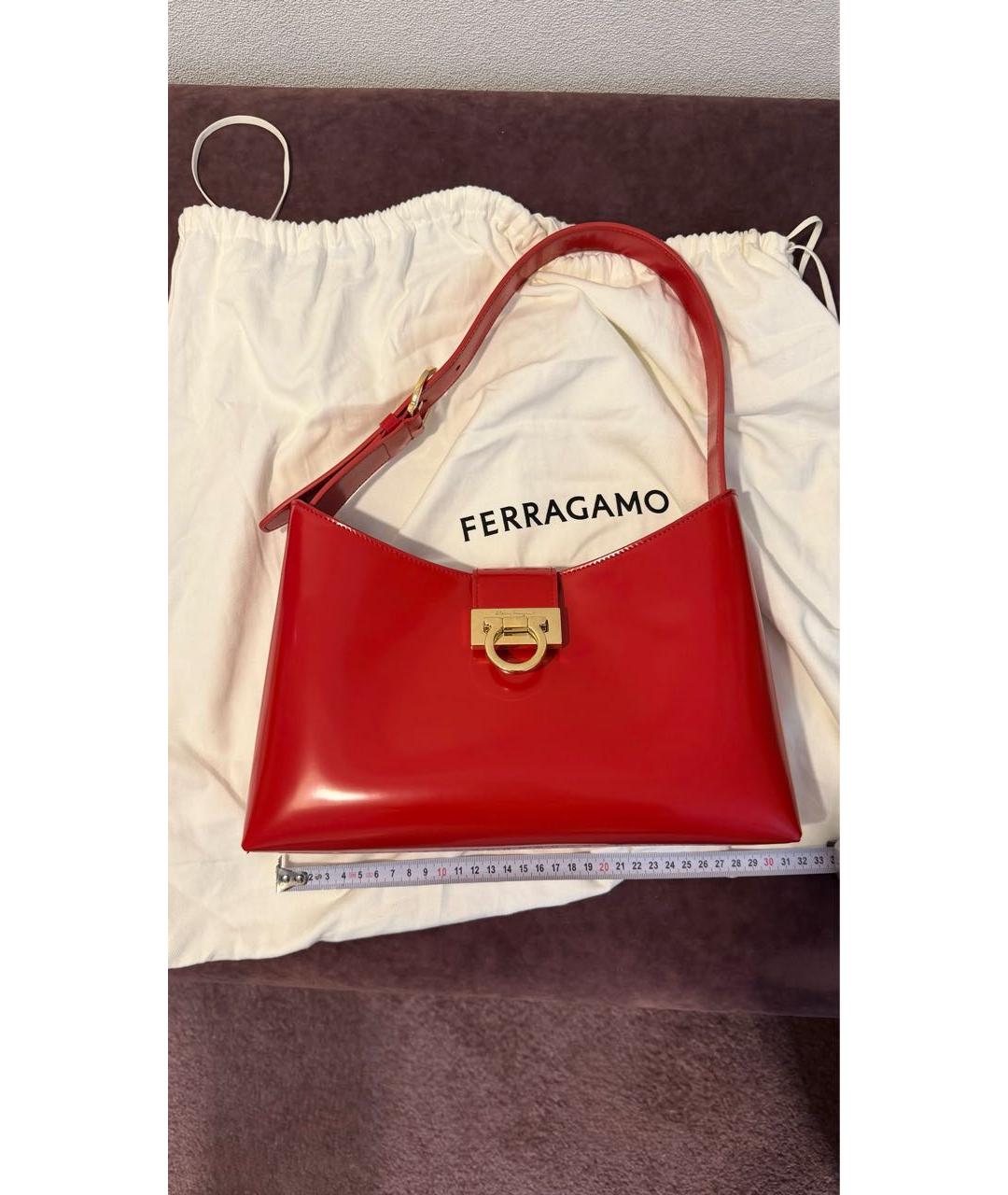 FERRAGAMO Красная сумка с короткими ручками из лакированной кожи, фото 4