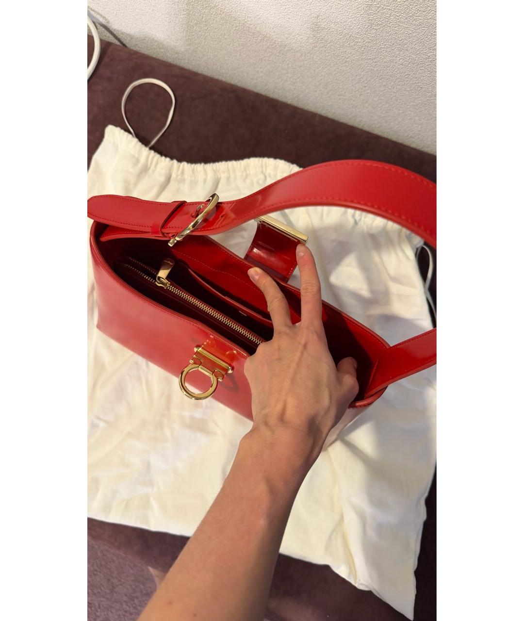 FERRAGAMO Красная сумка с короткими ручками из лакированной кожи, фото 2