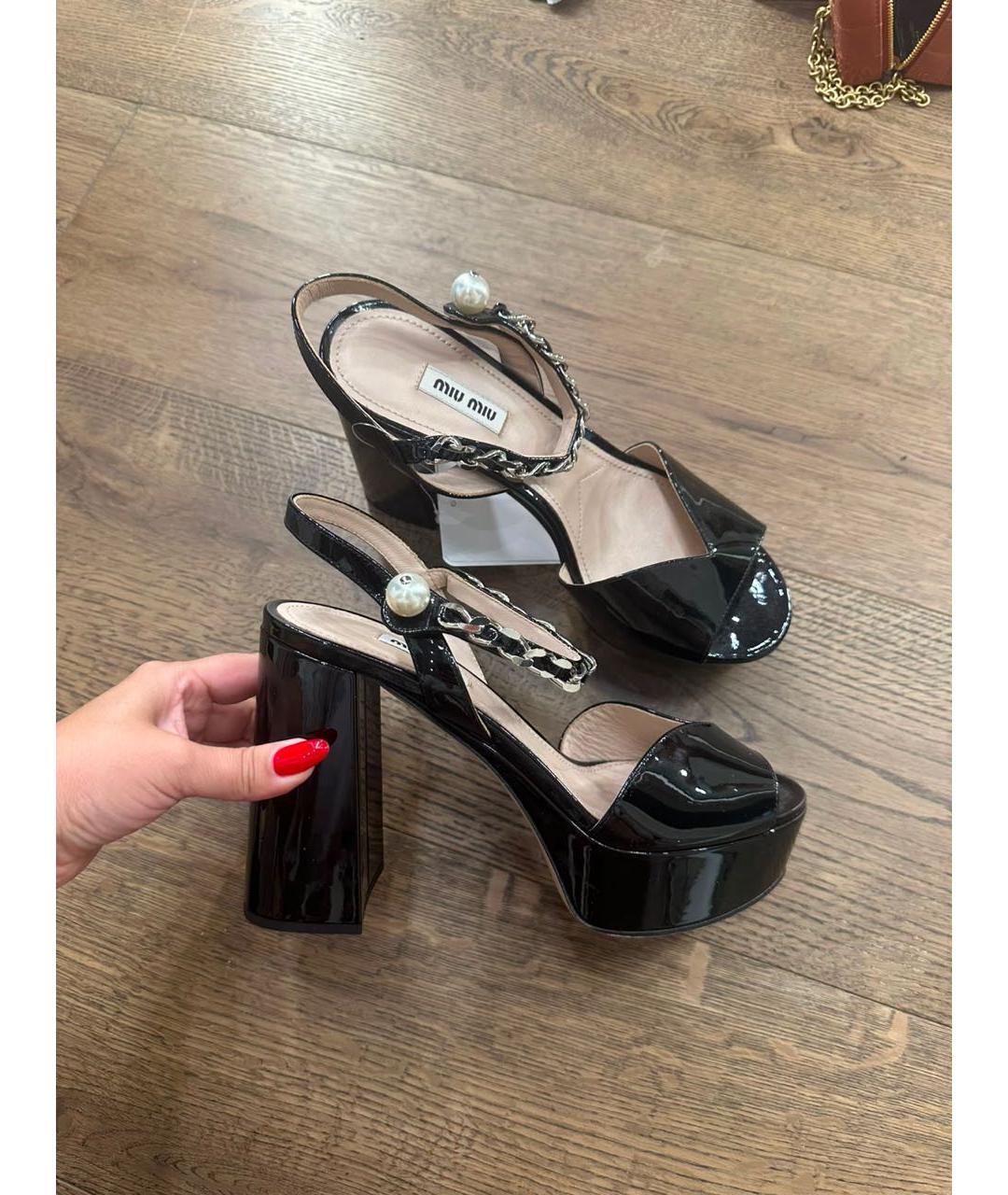 MIU MIU Черные босоножки из лакированной кожи, фото 2