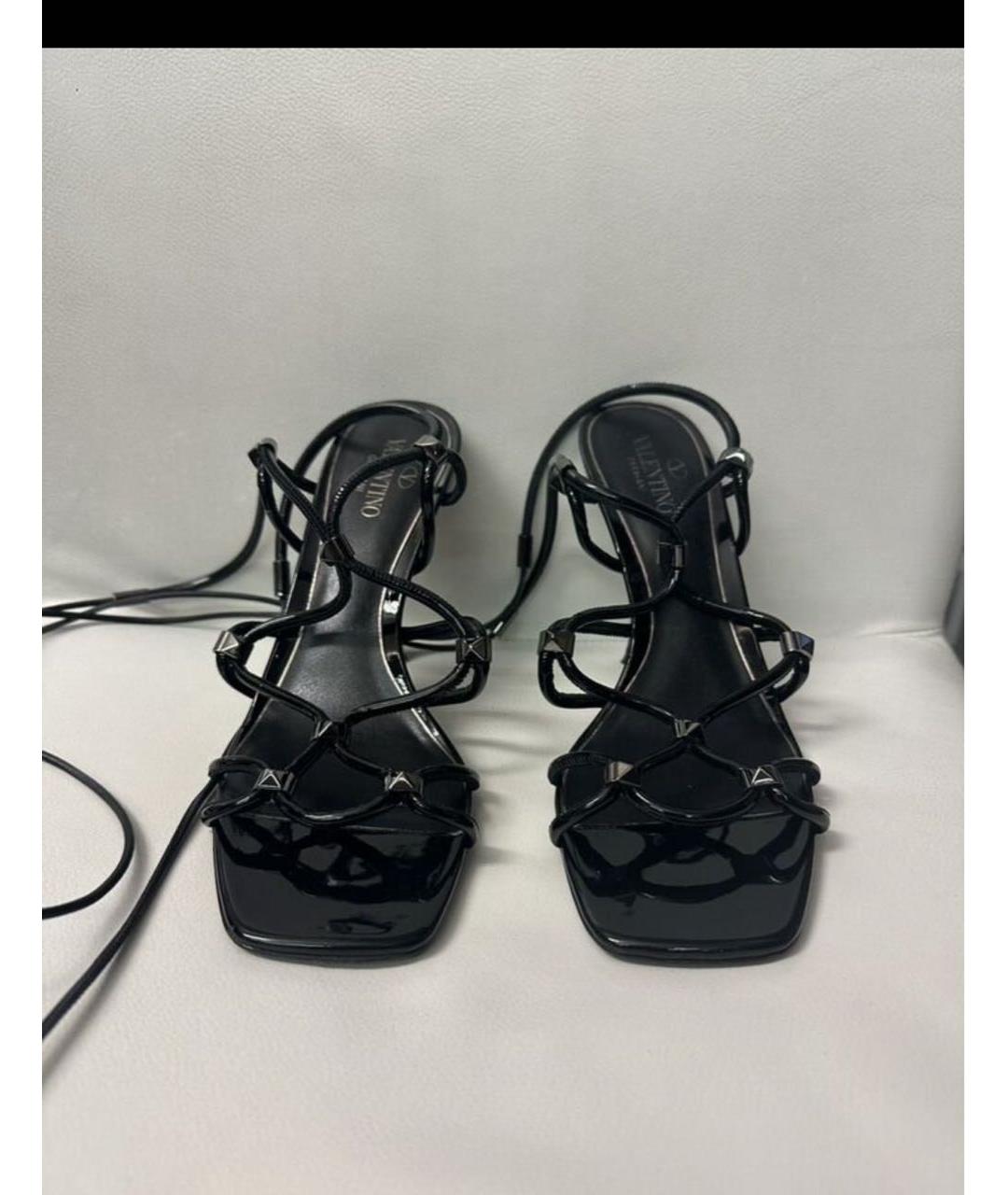 VALENTINO Черные босоножки из лакированной кожи, фото 2