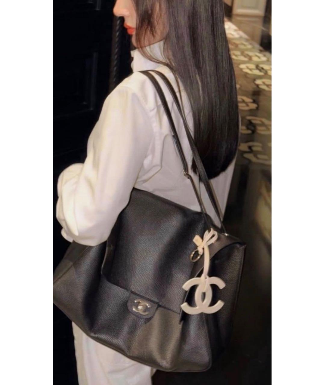 CHANEL Черная кожаная сумка с короткими ручками, фото 5