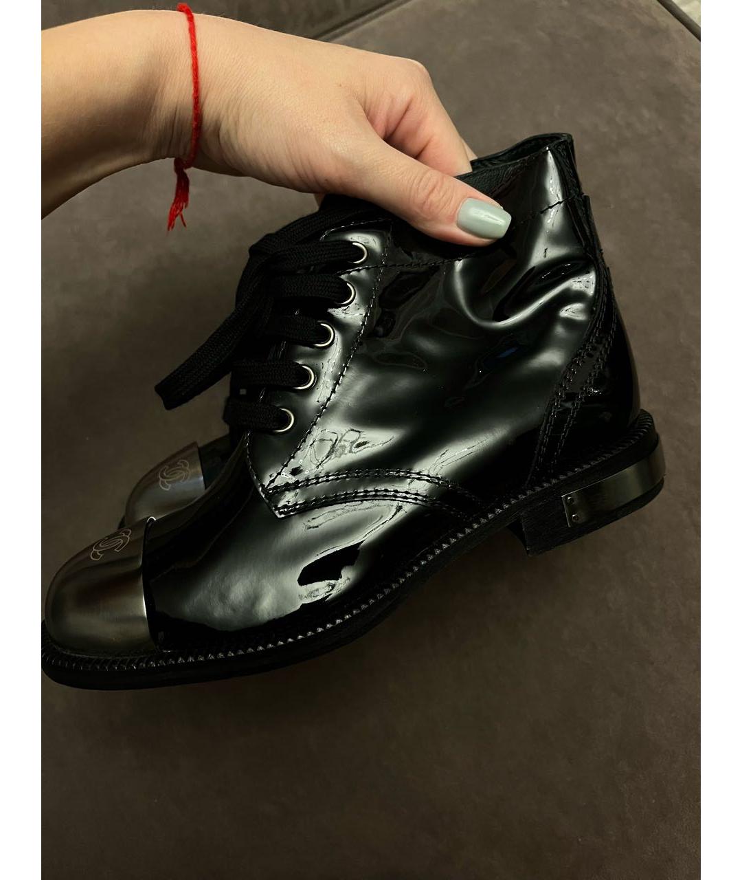 CHANEL Черные ботинки из лакированной кожи, фото 3