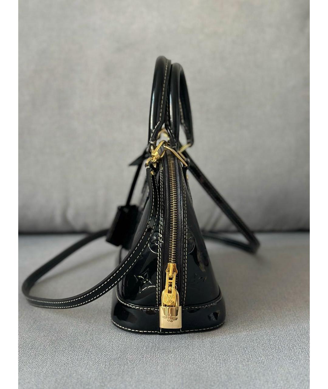 LOUIS VUITTON Черная сумка через плечо из лакированной кожи, фото 6