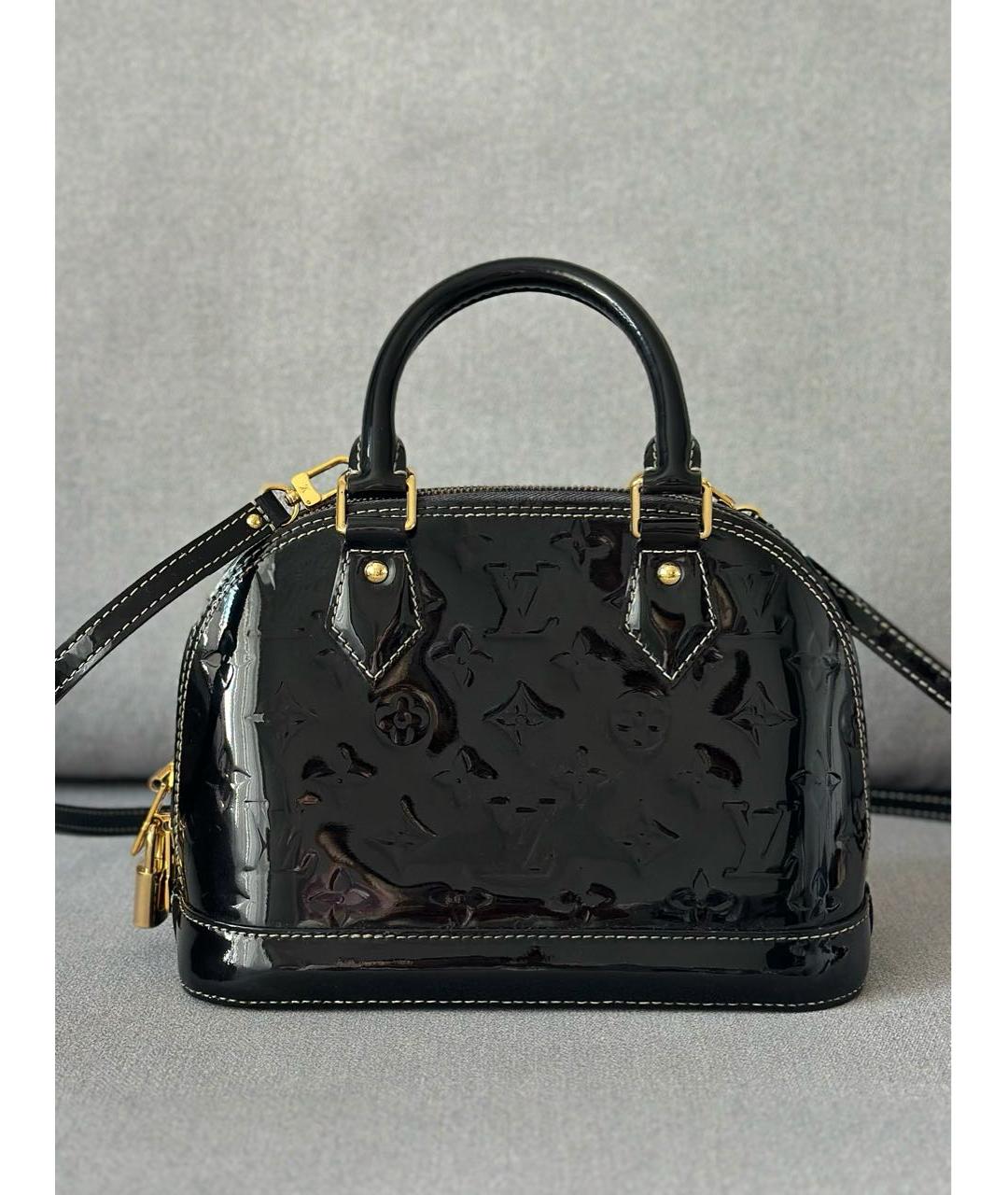 LOUIS VUITTON Черная сумка через плечо из лакированной кожи, фото 4