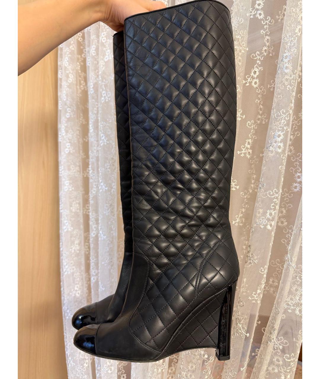 CHANEL Черные кожаные сапоги, фото 2