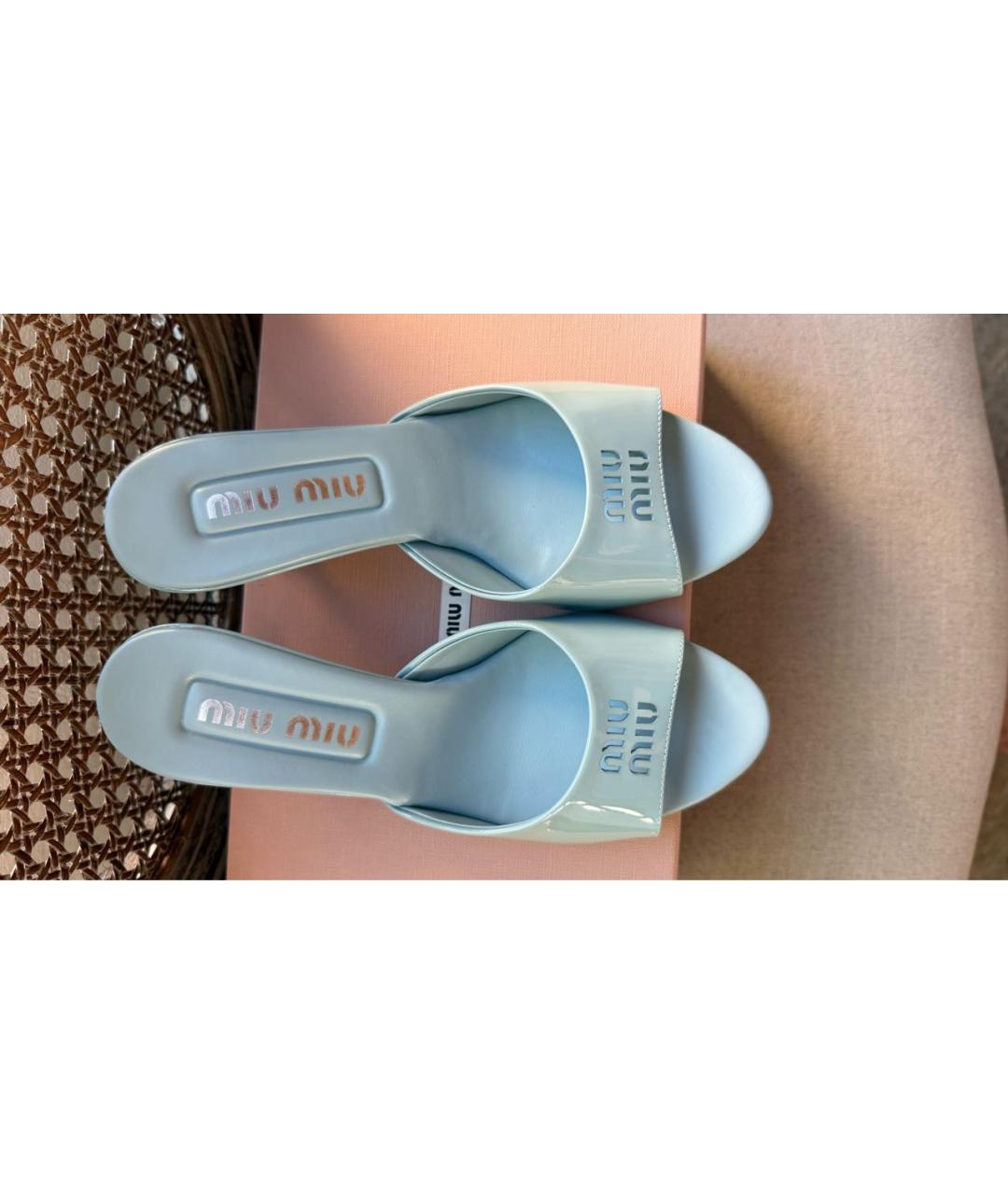 MIU MIU Голубые мюли из лакированной кожи, фото 2