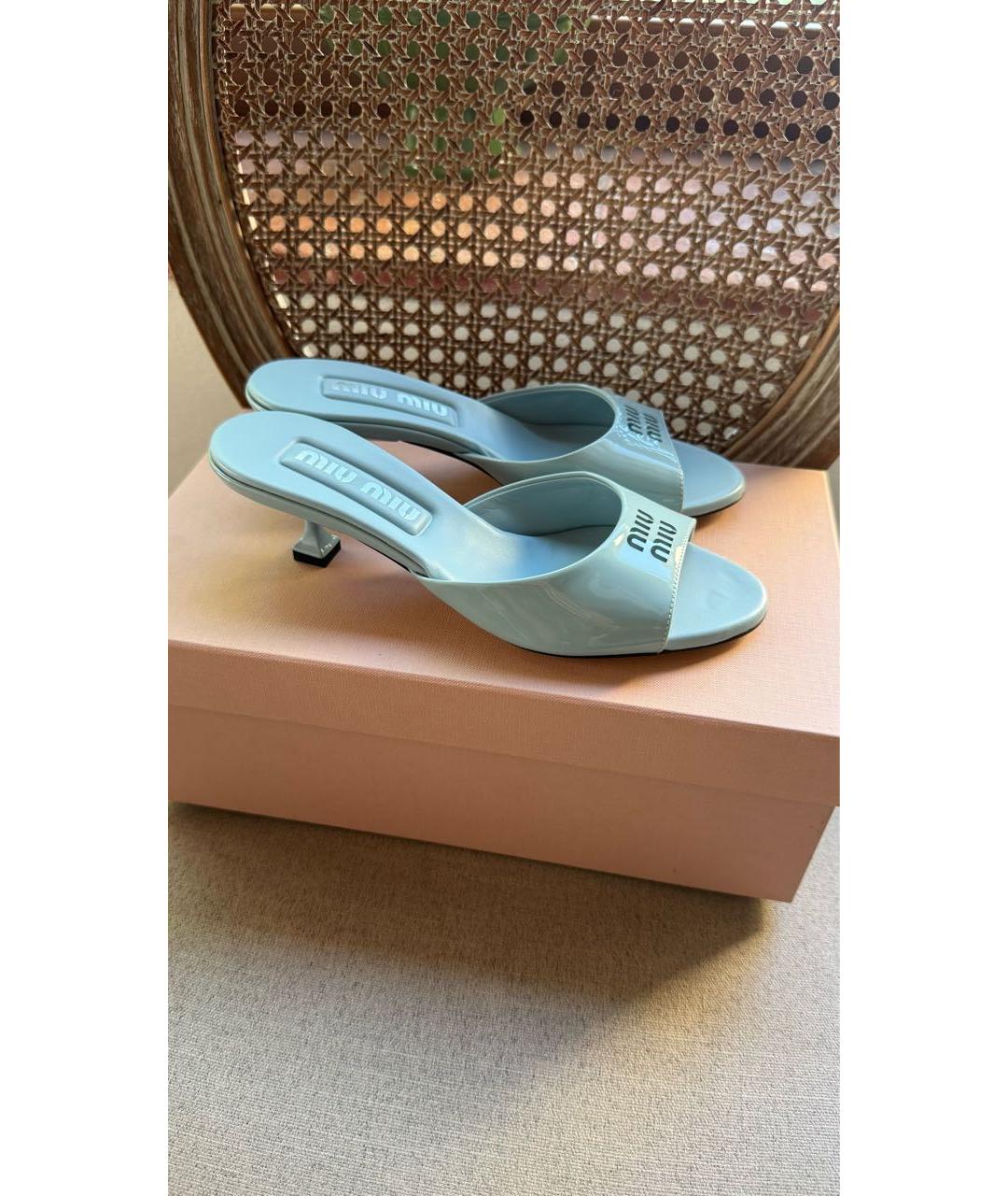 MIU MIU Голубые мюли из лакированной кожи, фото 6