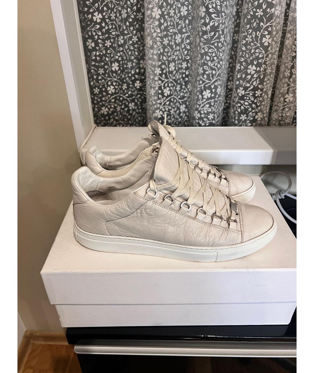 BALENCIAGA Бежевые кожаные низкие кроссовки / кеды, фото 2