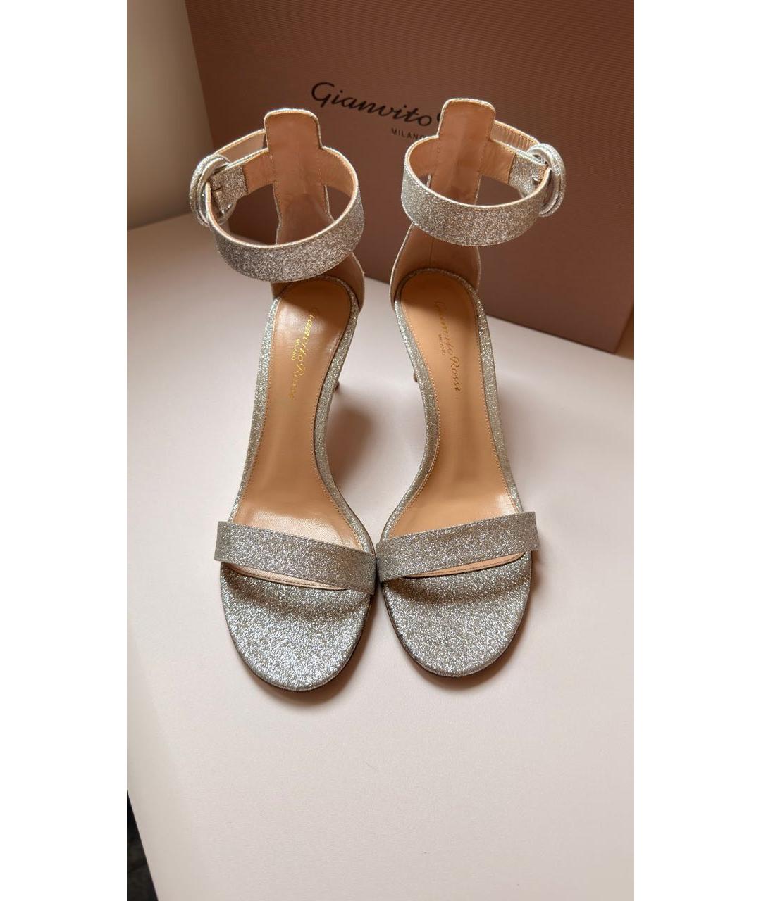GIANVITO ROSSI Серебряные текстильные босоножки, фото 2