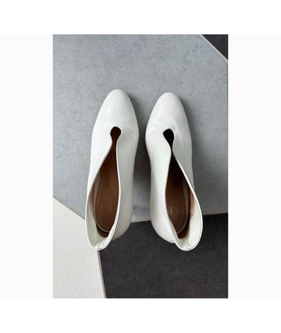 GIANVITO ROSSI Белые кожаные ботильоны, фото 3