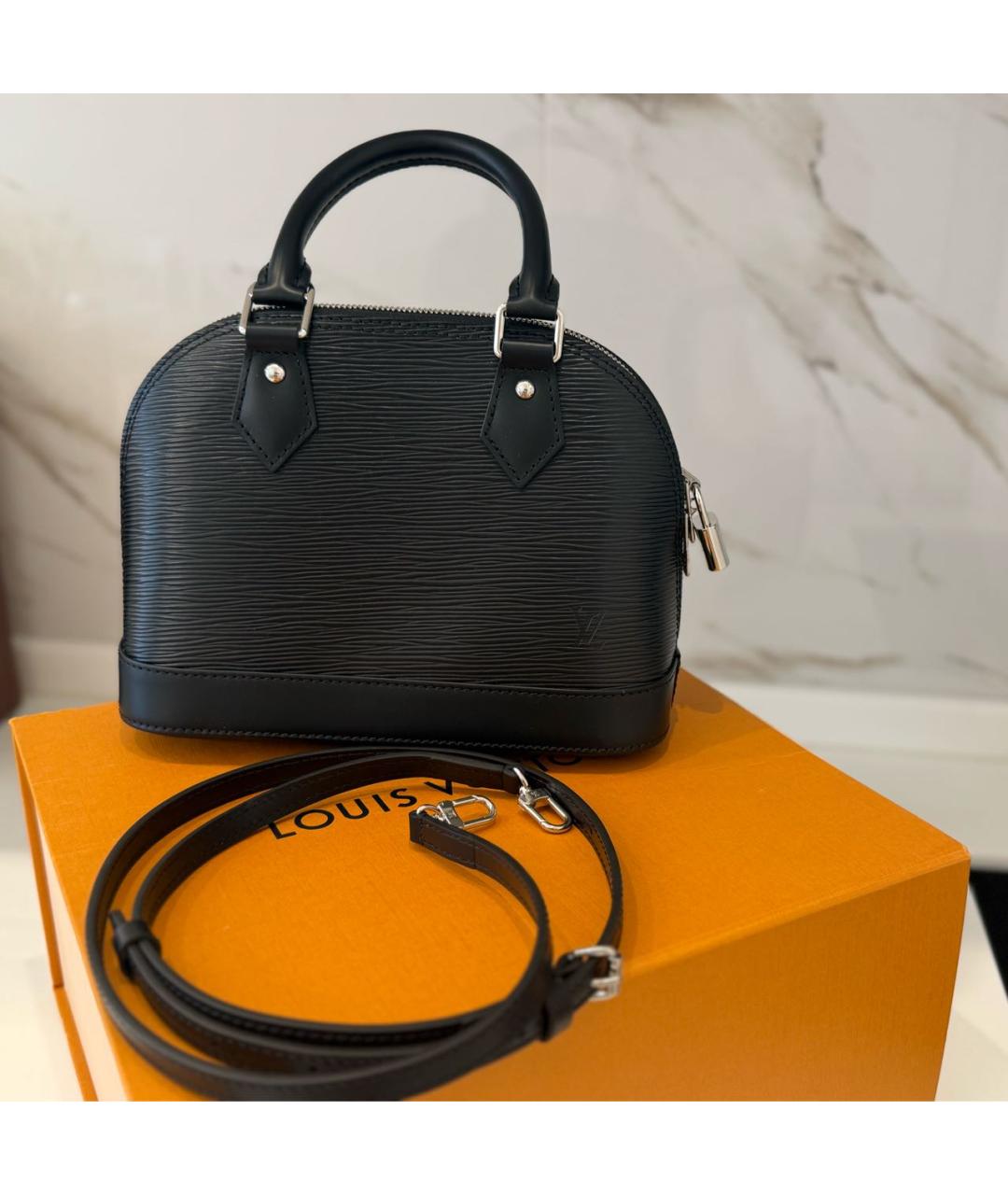 LOUIS VUITTON Черная кожаная сумка с короткими ручками, фото 2