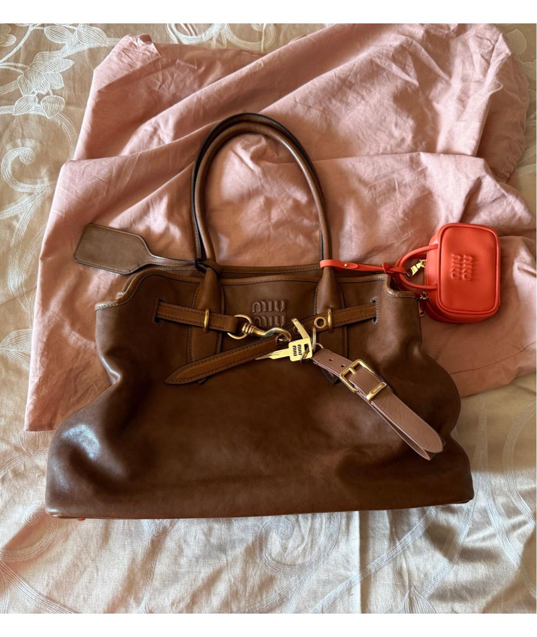 MIU MIU Коричневая кожаная сумка с короткими ручками, фото 2