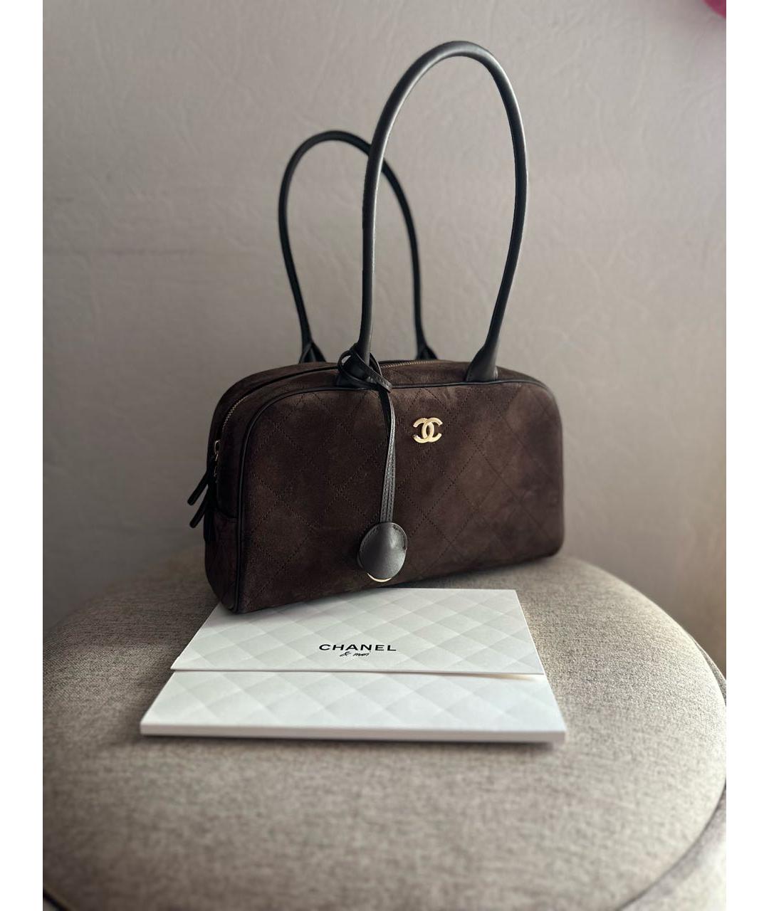 CHANEL Коричневая замшевая сумка с короткими ручками, фото 2