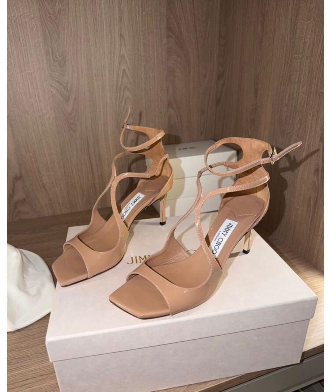 JIMMY CHOO Бежевые босоножки из лакированной кожи, фото 2