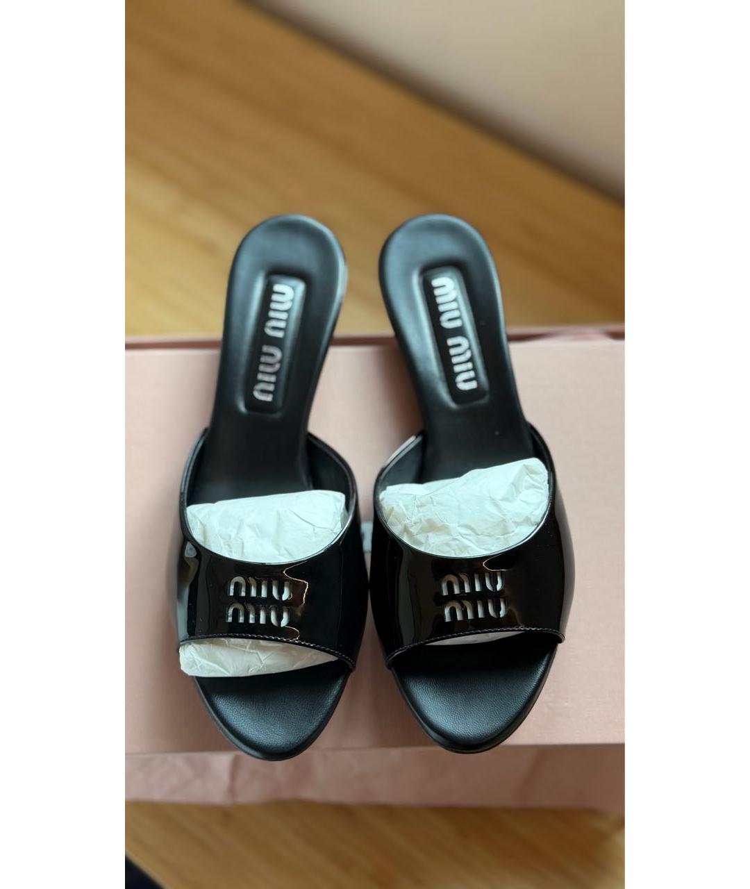 MIU MIU Черные сандалии из лакированной кожи, фото 2