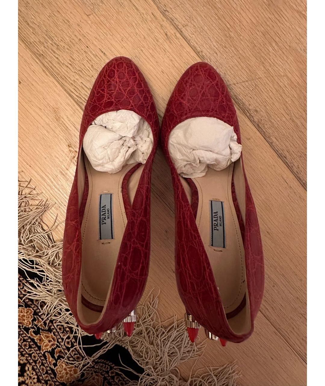 PRADA Красные туфли из кожи аллигатора, фото 3
