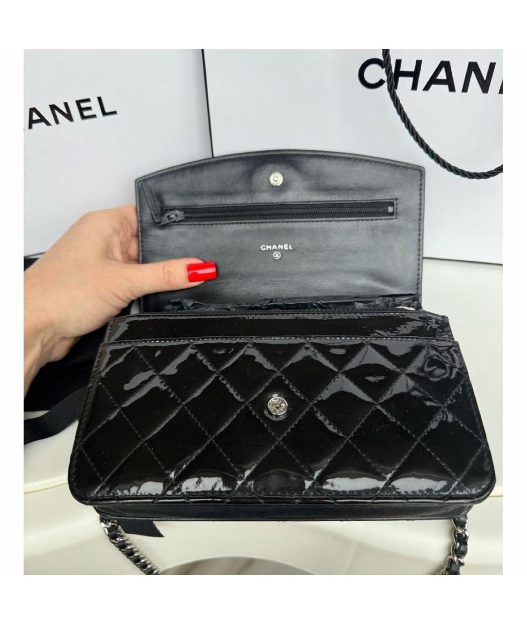 CHANEL Черная сумка через плечо из лакированной кожи, фото 7