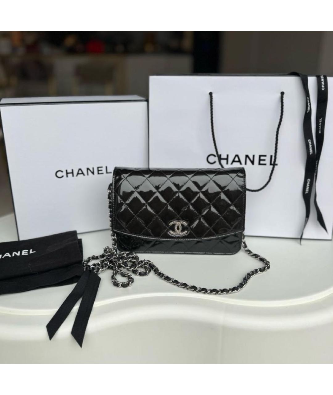 CHANEL Черная сумка через плечо из лакированной кожи, фото 2