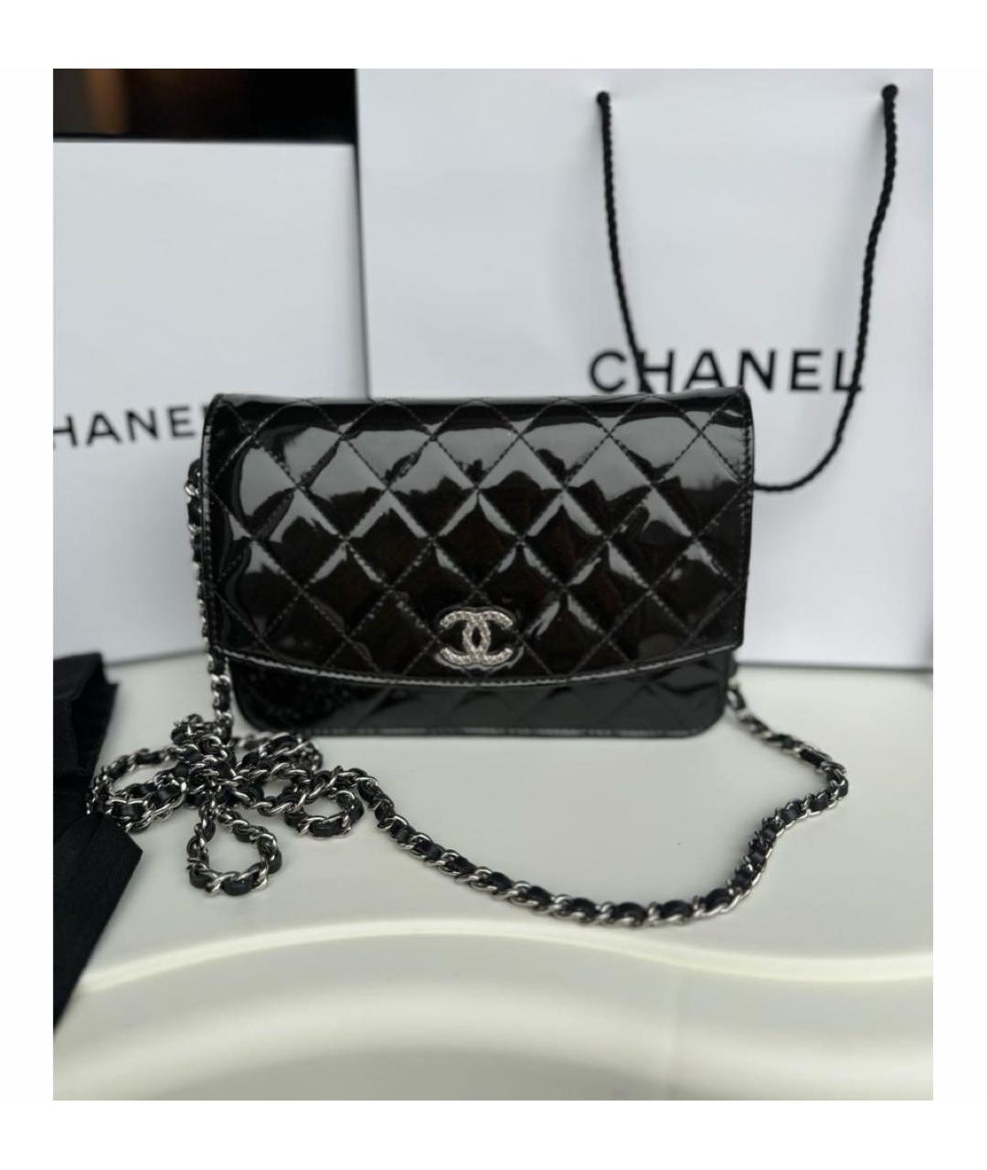 CHANEL Черная сумка через плечо из лакированной кожи, фото 3
