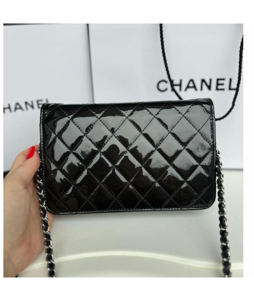 CHANEL Черная сумка через плечо из лакированной кожи, фото 4