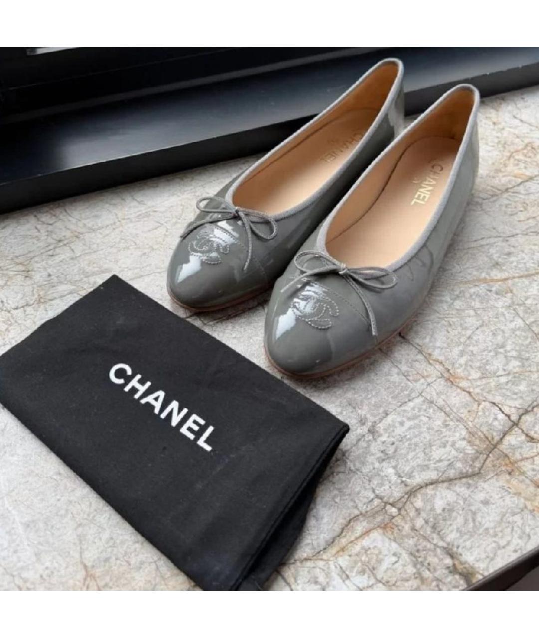 CHANEL Серые балетки из лакированной кожи, фото 6