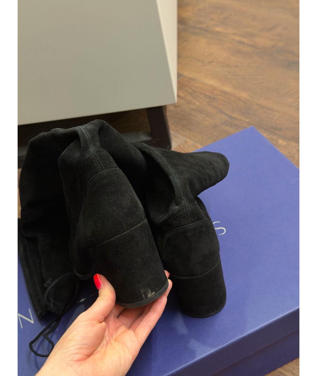 STUART WEITZMAN Черные замшевые ботфорты, фото 4