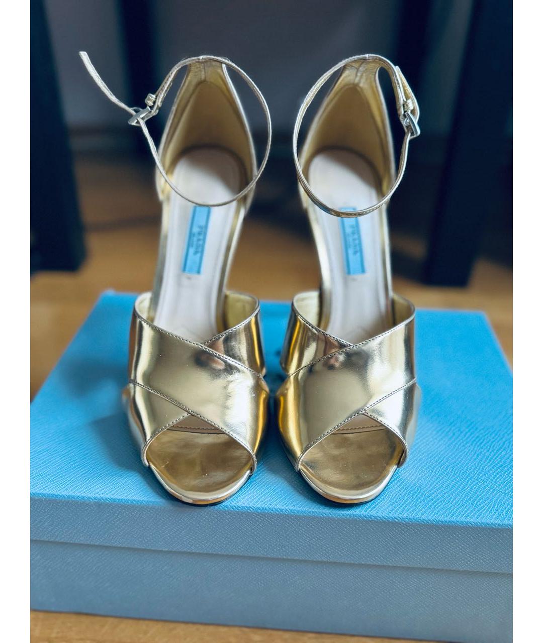 PRADA Золотые кожаные босоножки, фото 2