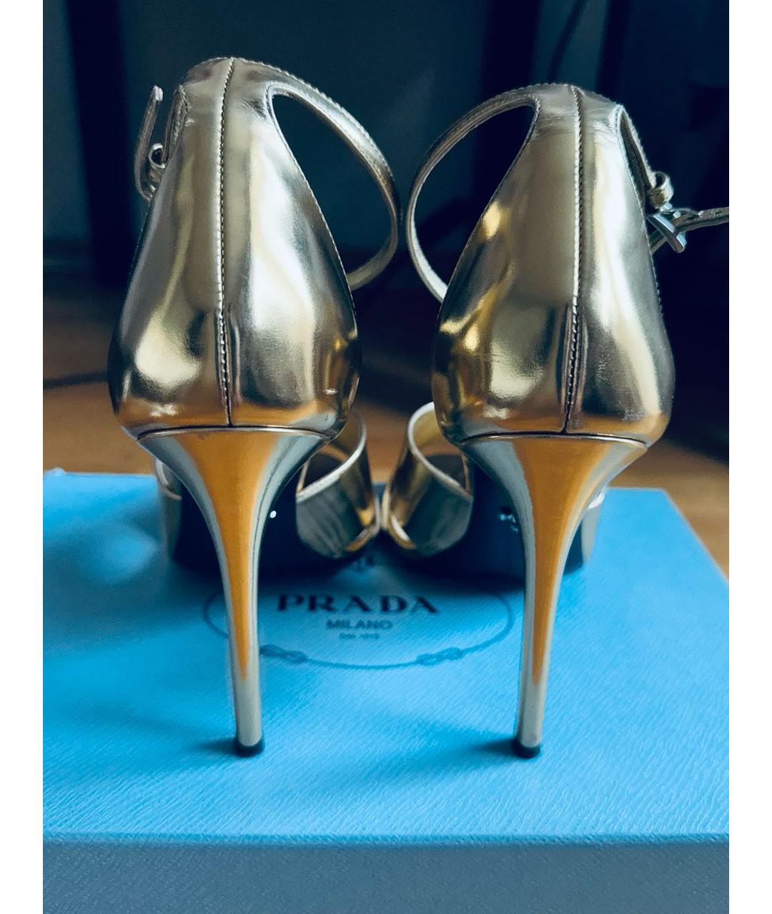 PRADA Золотые кожаные босоножки, фото 3