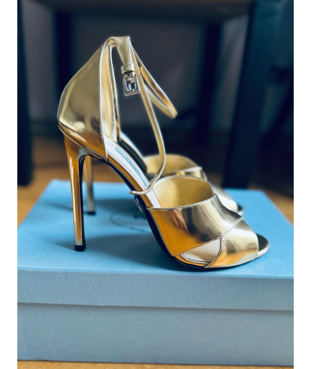 PRADA Золотые кожаные босоножки, фото 5