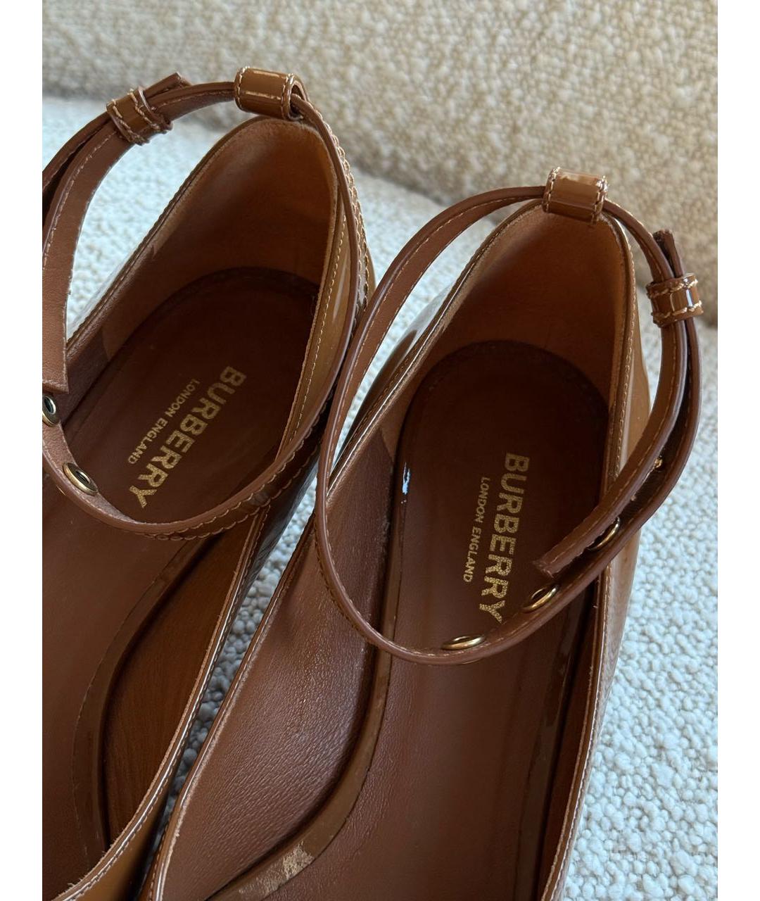 BURBERRY Коричневые лодочки на низком каблуке из лакированной кожи, фото 6