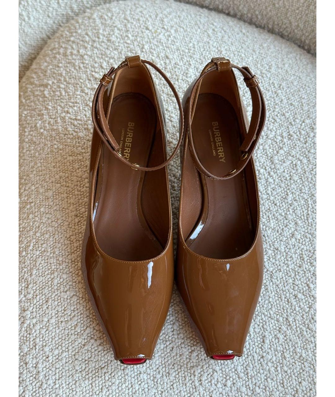 BURBERRY Коричневые лодочки на низком каблуке из лакированной кожи, фото 2