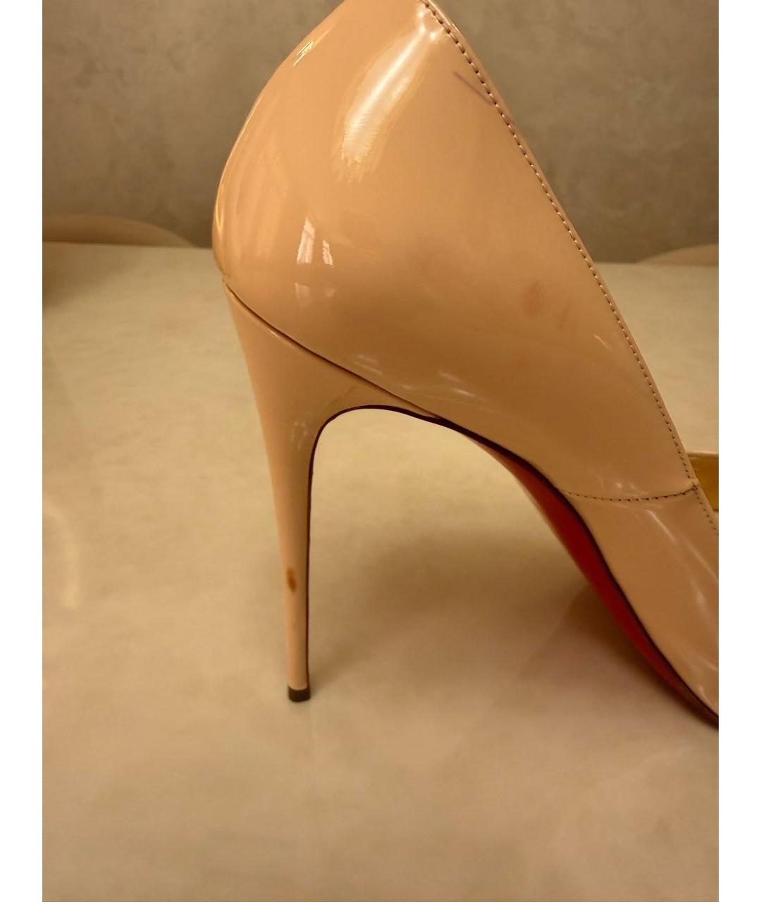 CHRISTIAN LOUBOUTIN Бежевые туфли из лакированной кожи, фото 7