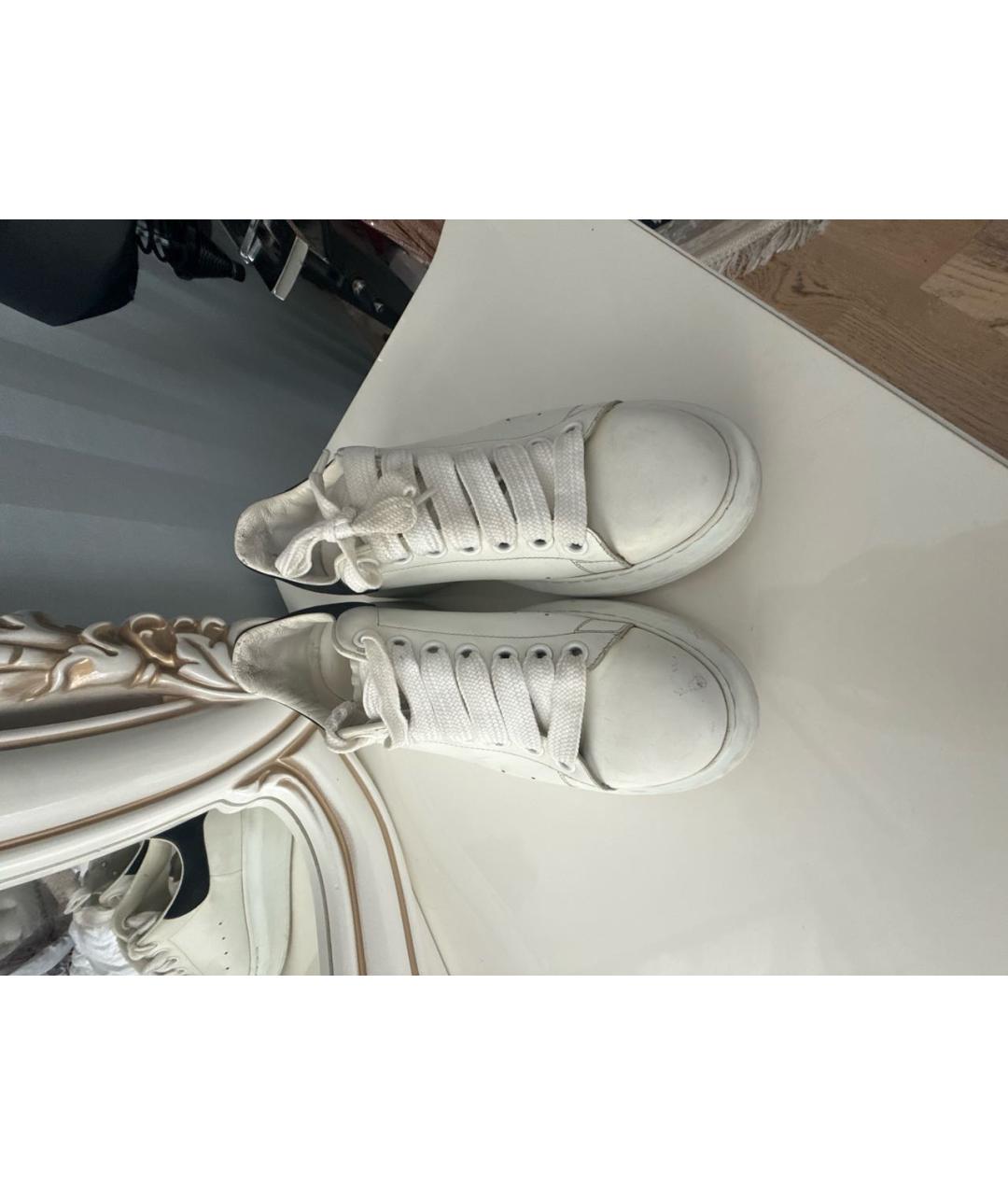 ALEXANDER MCQUEEN Белые кожаные кроссовки, фото 2
