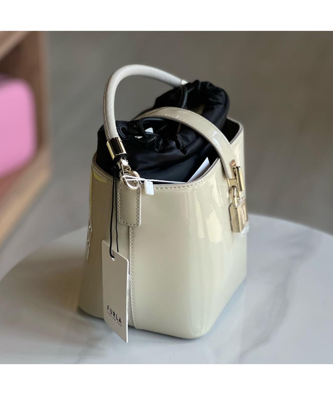 FURLA Бежевая сумка с короткими ручками из лакированной кожи, фото 2